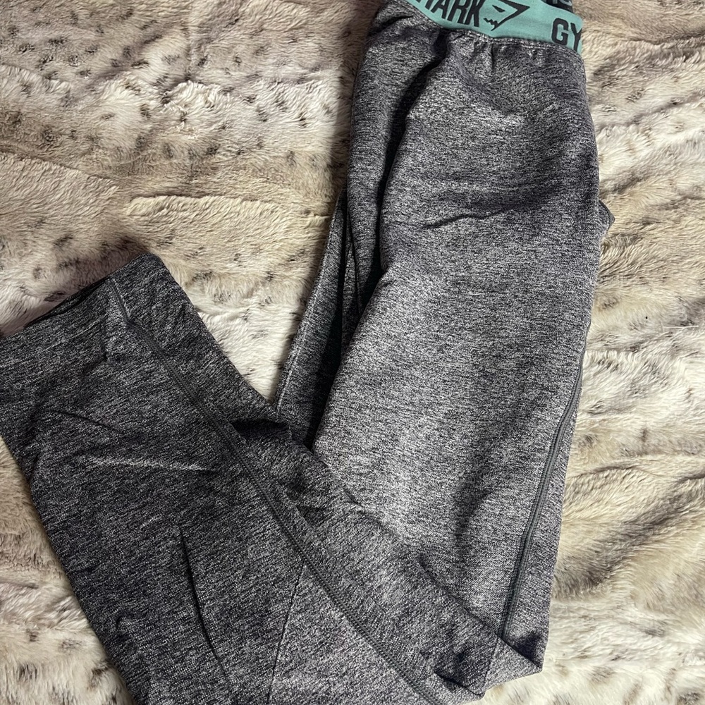 Gym shark leggings